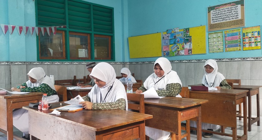 Pengawas Madrasah Lakukan Monitoring Asesmen Madrasah di MI Darul Ulum Pepelegi: Tertib, Lancar, dan Penuh Semangat