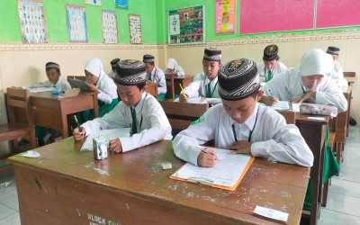 Siswa Siswi MIDU Pepelegi Semangat Melaksanakan Asesmen Sumatif Tengah Semester (STS) dan TRY OUT 2 di Bulan Ramadhan
